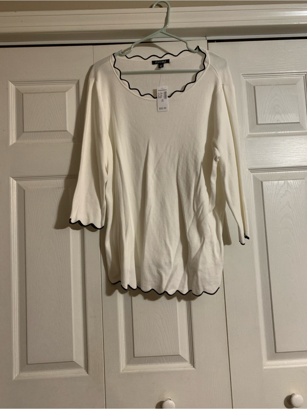 NWT Roz & Ali  Cream Long Sleeve Top with Black Scallop Trim